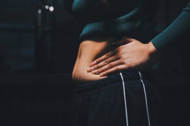 kadın eli aşırı göbek yağ tutan, kilolu kavramı