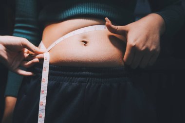 kadın eli aşırı göbek yağ tutan, kilolu kavramı