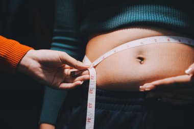 kadın eli aşırı göbek yağ tutan, kilolu kavramı