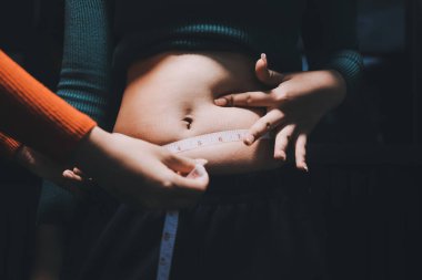 kadın eli aşırı göbek yağ tutan, kilolu kavramı