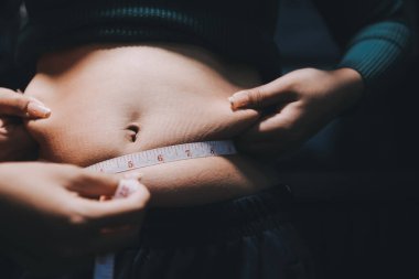 kadın eli aşırı göbek yağ tutan, kilolu kavramı