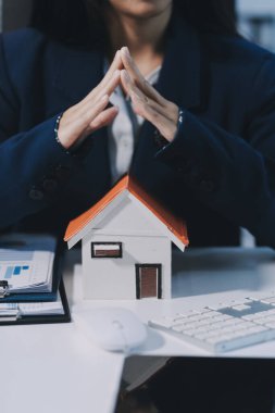 Ev ve gayrimenkul ticareti. Emlakçı ev sahibine anahtarları veriyor..