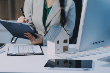 Ev ve gayrimenkul ticareti. Emlakçı ev sahibine anahtarları veriyor..