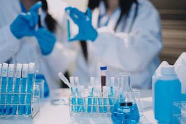 Test tüpü ve mikro pipetli mikrobiyolojik araştırma.