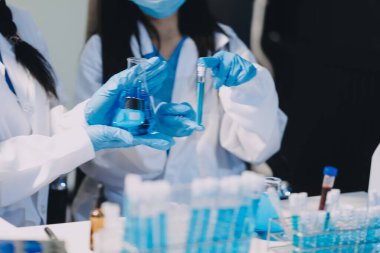 Test tüpü ve mikro pipetli mikrobiyolojik araştırma.