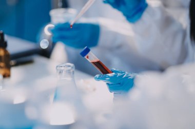 Test tüpü ve mikro pipetli mikrobiyolojik araştırma.