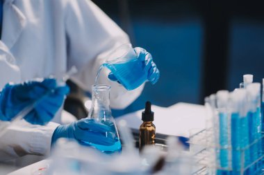 Test tüpü ve mikro pipetli mikrobiyolojik araştırma.