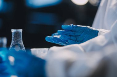 Test tüpü ve mikro pipetli mikrobiyolojik araştırma.