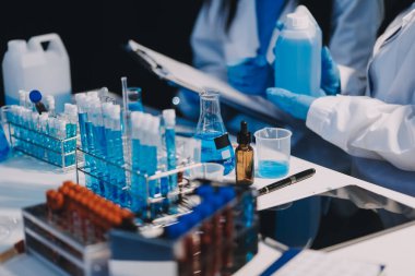 Test tüpü ve mikro pipetli mikrobiyolojik araştırma.