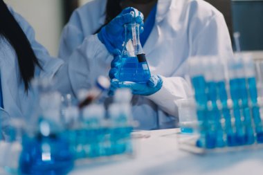 Test tüpü ve mikro pipetli mikrobiyolojik araştırma.