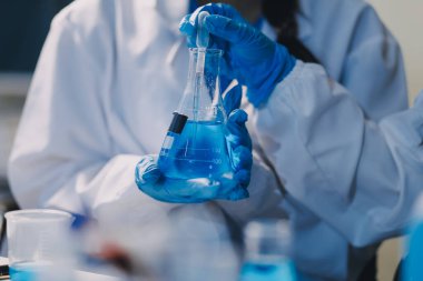 Test tüpü ve mikro pipetli mikrobiyolojik araştırma.