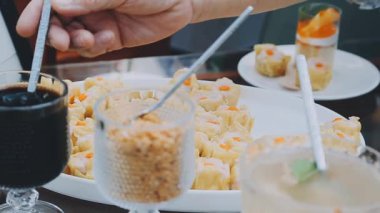 Düğünde yemek servisi.