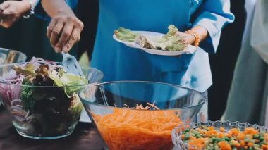 Karışık sebzeli taze salata tabağı. karışık ortam.