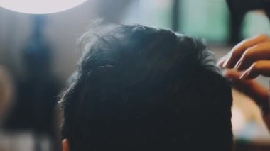 Sandalyede oturan uzun saçlı genç bir kadın.