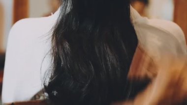 Güzel saç stili ve siyah saçlı genç bir kadın.