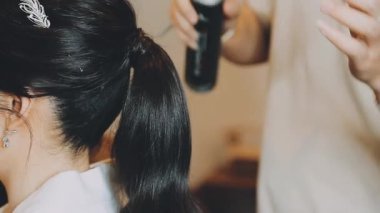 Fırçalı bir kadına yaklaş.