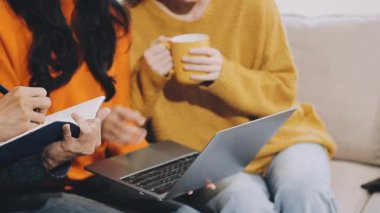 Kafede dizüstü bilgisayarı olan genç bir kadın.