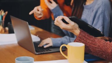 İş ekibi ofiste bir bilgisayar üzerinde çalışıyor.