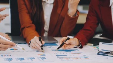 Genç iş adamları modern ofiste toplanıyor.