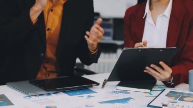 işletme ekibi finansal bir grafikle çalışıyor.