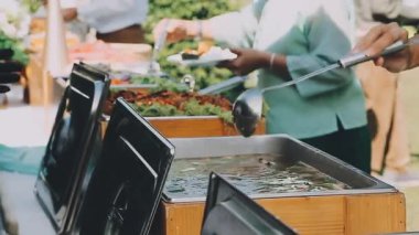 Lokantada yemek yapan insanların yakın plan fotoğrafı.