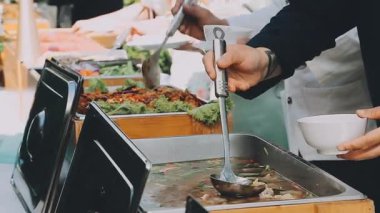 Mutfakta yemek pişirmek..