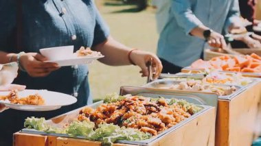 Yakın plan. Parkta yemek yiyen insanların fotoğrafı.