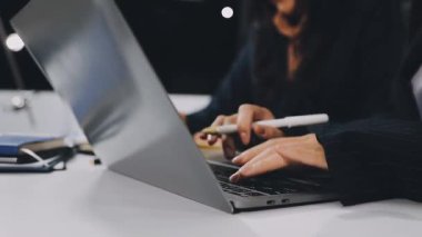 Tablet bilgisayarla çalışan genç bir kadın.