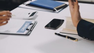 Ofiste birlikte çalışan iş adamları