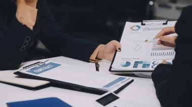 Finansal belgeleri olan iş kadını