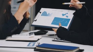 Finansal grafiği ve tableti olan genç bir iş kadını.