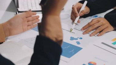 Ofiste mali belgelerle çalışan iş kadını.