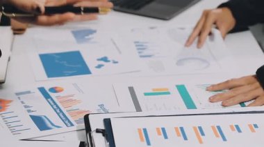 İş ekibi masa başında çalışıyor.