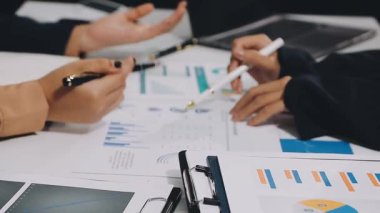 Finansal tabloları tartışan iş ekibini kapatın.