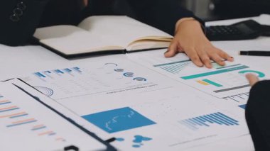 İş adamları iş planı üzerinde çalışıyor ve ofiste mali verileri tartışıyorlar..