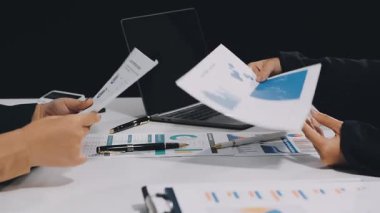 Kapat. İki iş adamı yeni projeyi tartışıyor.