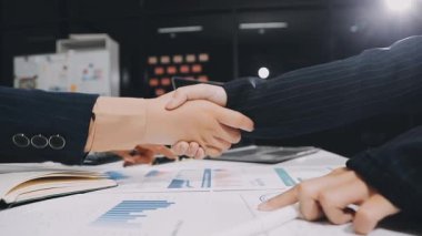 İş adamları finansal grafikleri ve grafikleri tartışıyor