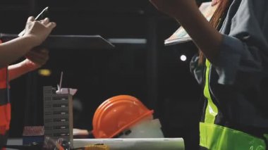 Ofiste çalışan inşaat işçileri.