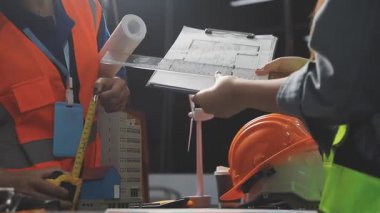 Mühendis ve mimar mühendis ofis odasındaki planlar ve planlarla çalışıyorlar. mühendislik ve inşaat endüstrisi kavramı