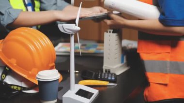 Kasklı, güvenlik eldivenli ve kasklı inşaat işçisi.