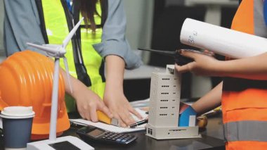 Üniformalı işçi ya da mühendis inşaat katının planlarını kontrol ediyor. Mühendislik kavramı.