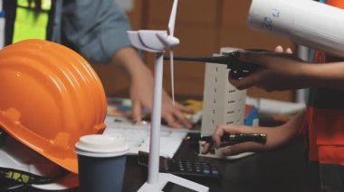 Fabrikada çalışan mühendis.