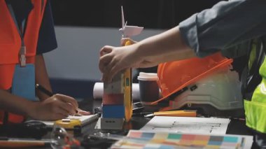 Mühendis kalemi tutuyor ve arabanın sıcaklığını ölçüyor..