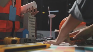 İnşaat ve inşaat bürosunda tasarım ve dizüstü bilgisayarla çalışan üniformalı mühendis..