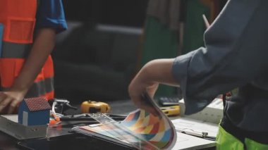 Fabrikada kasklı bir işçi.