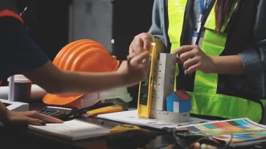 İnşaat alanında çalışan mimar mühendisi, proje üzerinde çalışan mühendis, mühendis, mühendis veya mühendis, inşaat mühendisliği, inşaat konsepti