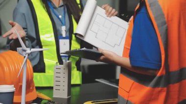 İnşaat alanında çalışan mühendisler, inşaat projesinde çalışan mühendis mühendis..