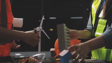 Mühendis, fabrikanın planlarıyla çalışıyor. mühendislik