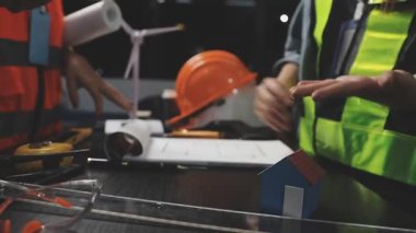 Tablet ve tabletle çalışan işçi ya da işçi