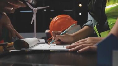 Proje üzerinde çalışan mühendisi kapat